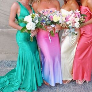 Selling this beautiful emerald green prom dress. It is a size 00.